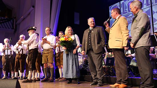 zum letzten mal als Wirt im Löwenrböukeller verantwortlich für den Starkbieranstich des Triumphators: Christian Schottenhamel (3.v.r.) (©Foto: Martin Schmitz)